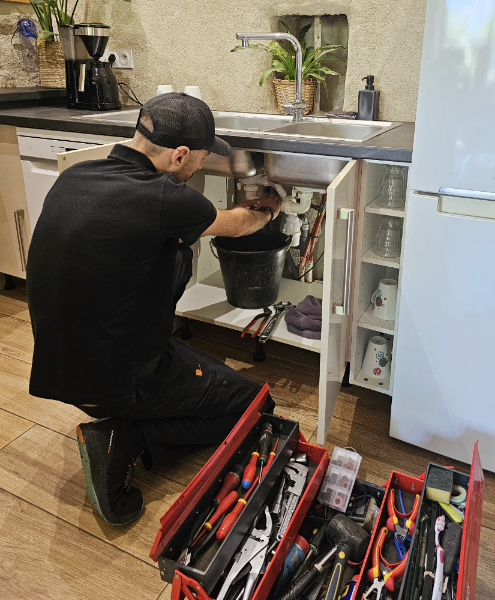 Julien Detoc de lmp-bâtiment en intervention plomberie : dépannage, homme toute mains : Electricité, débouchage, fuite d’eau, Equipement, bricolage